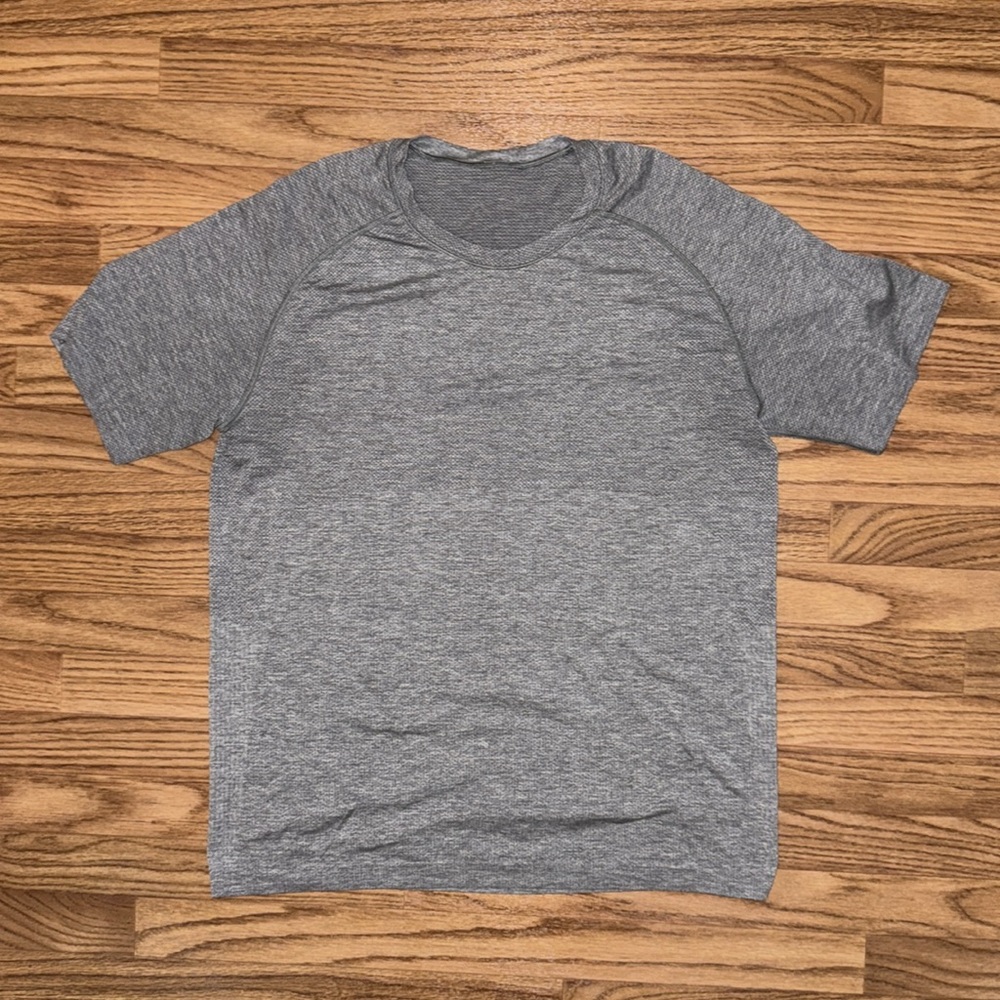 Lululemon Size Large Men’s Grey Short Sleeve Workout Breathable Tee Shirt Sporty
